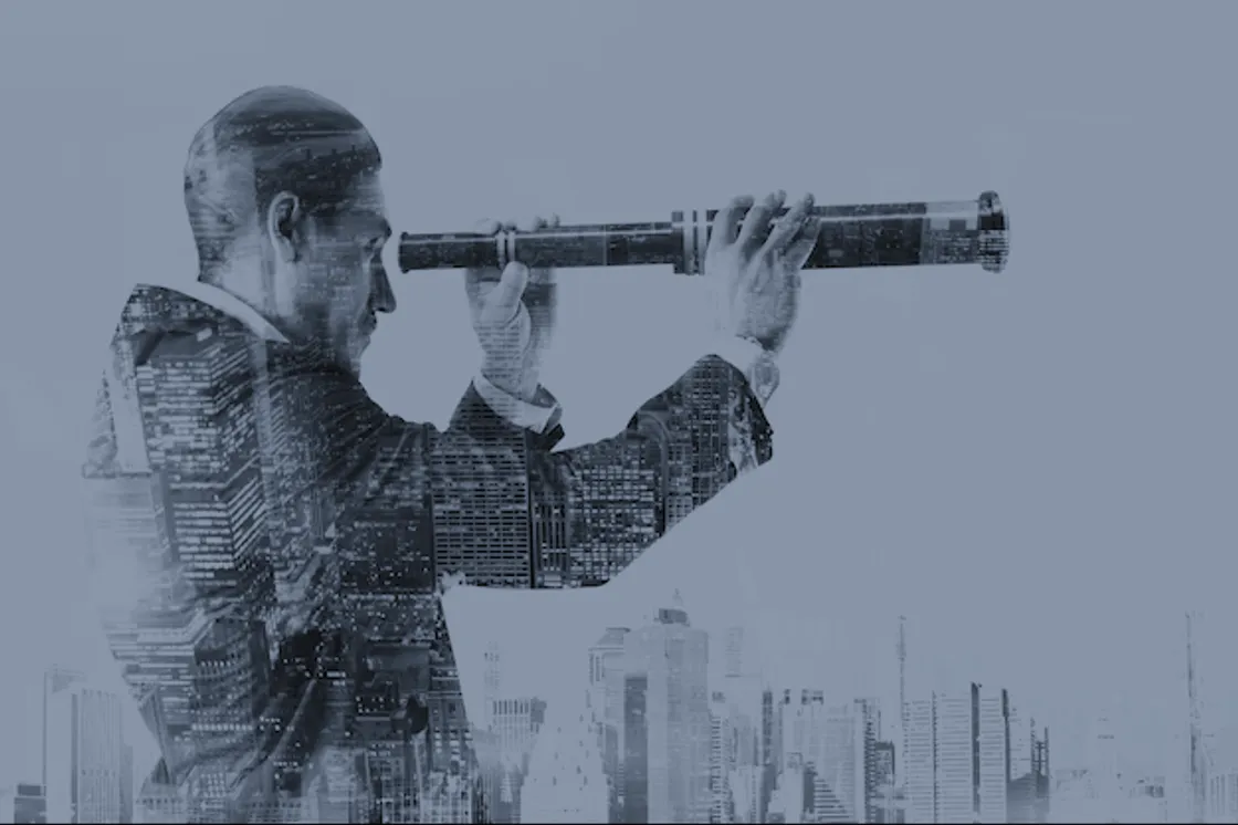 Executivo observando o horizonte urbano por uma luneta, em dupla exposição com edifícios da cidade