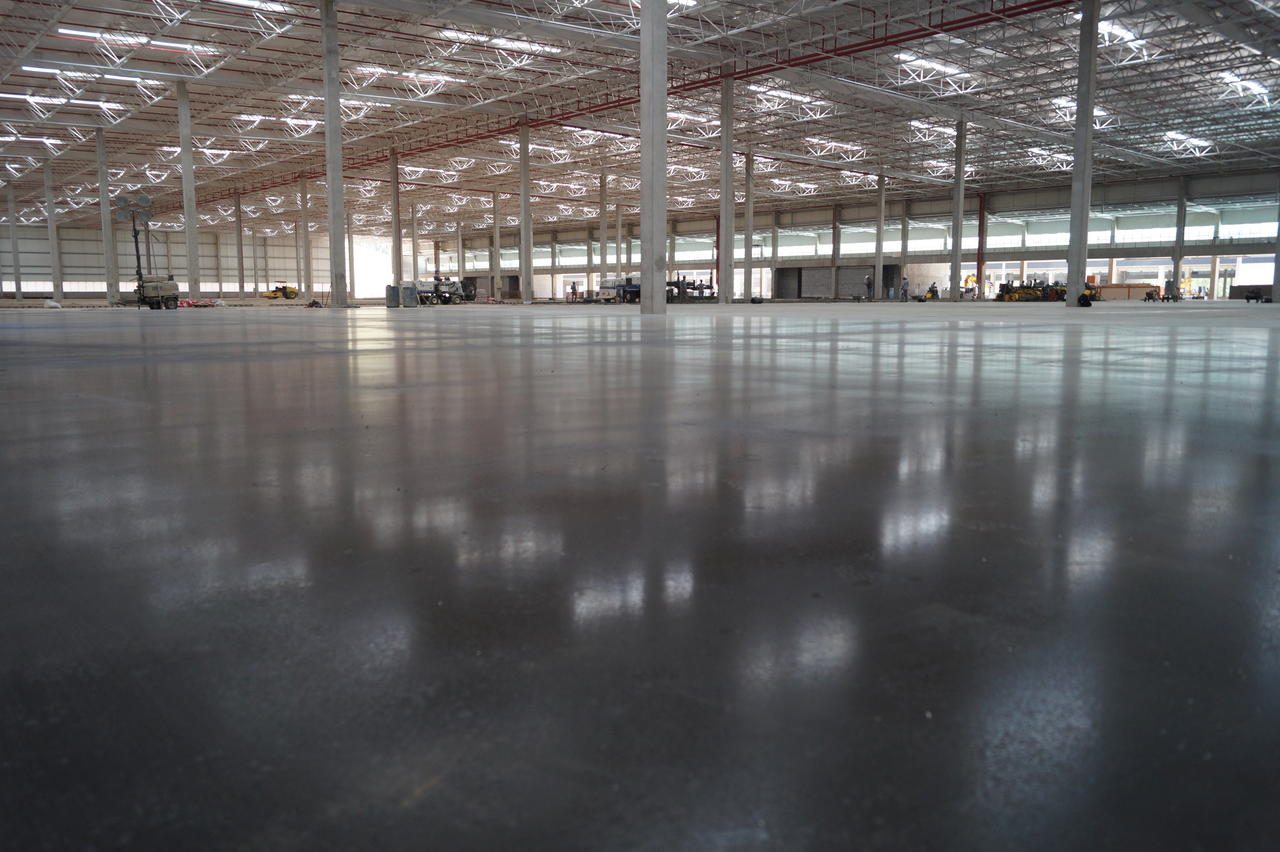 Piso industrial de alta resistência no interior do CL Aeroporto durante a execução da obra